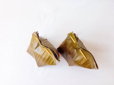 Bothok rendelenmiş hindistan cevizinden yapılan tipik bir Java yiyeceğidir, acı biber sosu ve meze ile eklenir ve muz yapraklarına sarılır, buharda pişirilir..