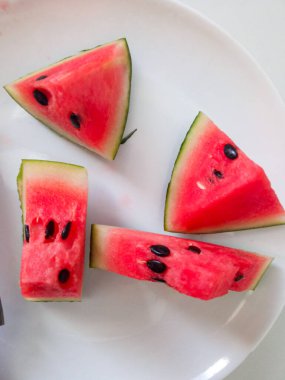 Beyaz arka planda dilimlenmiş sulu karpuz.