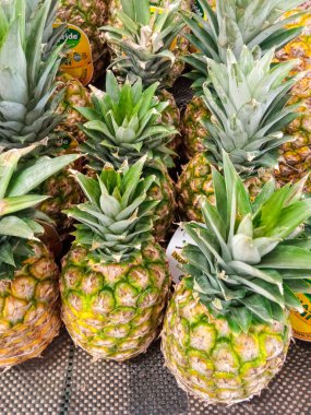 Süpermarkette taze ananas yığını