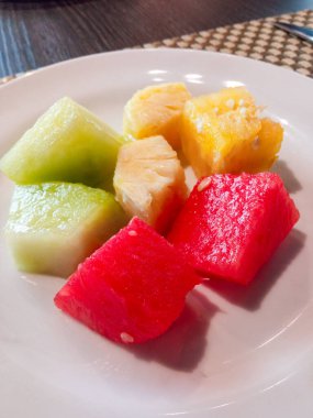 çeşitli meyve parçaları tabakta yemeye hazır.