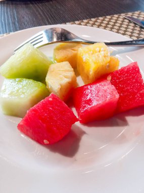 çeşitli meyve parçaları tabakta yemeye hazır.