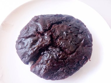 Beyaz arka planda taze browni parçaları. Lezzetli çikolatalı turta. Lezzetli ev yapımı siyah çikolatalı tatlı, browni..