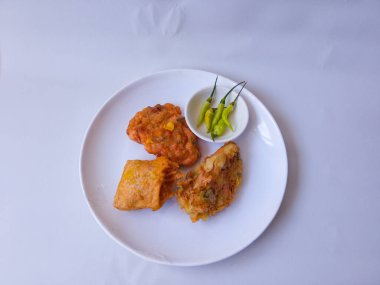 Gorengan: Kızarmış yiyecekler Endonezya 'daki en popüler abur cuburlardan biridir. Endonezya sokak yemekleri. Beyaz arka plan..