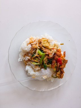 Ecel Sayur, Endonezya geleneksel salatası, haşlanmış sebzeyle fıstık sosunu karıştır.