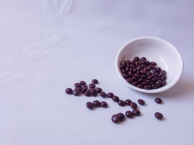 Çikolata kaplı fıstık şekeri ya da beyaz arka planda izole edilmiş çikolata topları.