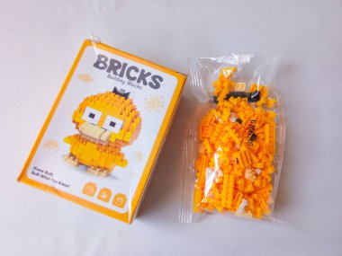 Surabaya, Endonezya - 24 Eylül 2024: Lego oyuncakları karakteri, lego mini tuğla eklentisi beyaz izole arka planda.