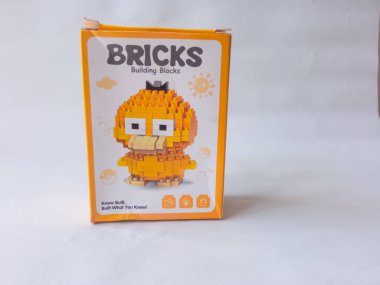 Surabaya, Endonezya - 24 Eylül 2024: Lego oyuncakları karakteri, lego mini tuğla eklentisi beyaz izole arka planda.