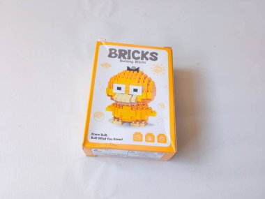 Surabaya, Endonezya - 24 Eylül 2024: Lego oyuncakları karakteri, lego mini tuğla eklentisi beyaz izole arka planda.