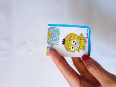 Surabaya, Endonezya - 24 Eylül 2024: Lego oyuncakları karakteri, lego mini tuğla eklentisi beyaz izole arka planda.