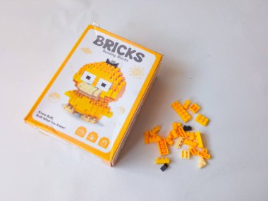 Surabaya, Endonezya - 24 Eylül 2024: Lego oyuncakları karakteri, lego mini tuğla eklentisi beyaz izole arka planda.