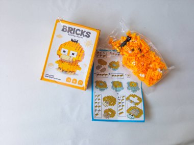 Surabaya, Endonezya - 24 Eylül 2024: Lego oyuncakları karakteri, lego mini tuğla eklentisi beyaz izole arka planda.