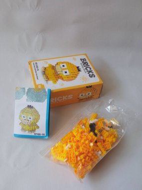 Surabaya, Endonezya - 24 Eylül 2024: Lego oyuncakları karakteri, lego mini tuğla eklentisi beyaz izole arka planda.