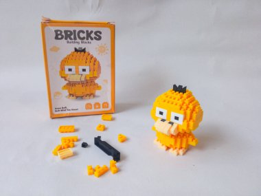 Surabaya, Endonezya - 24 Eylül 2024: Lego oyuncakları karakteri, lego mini tuğla eklentisi beyaz izole arka planda.