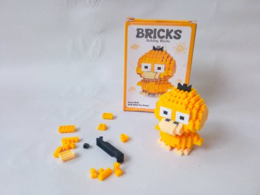 Surabaya, Endonezya - 24 Eylül 2024: Lego oyuncakları karakteri, lego mini tuğla eklentisi beyaz izole arka planda.