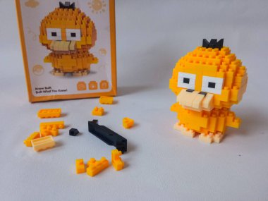 Surabaya, Endonezya - 24 Eylül 2024: Lego oyuncakları karakteri, lego mini tuğla eklentisi beyaz izole arka planda.
