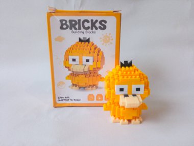 Surabaya, Endonezya - 24 Eylül 2024: Lego oyuncakları karakteri, lego mini tuğla eklentisi beyaz izole arka planda.