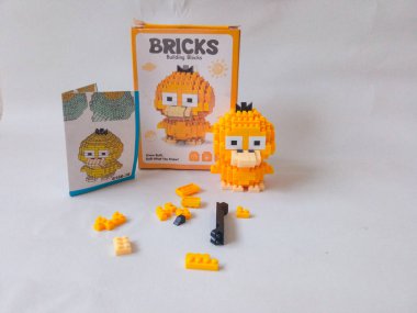 Surabaya, Endonezya - 24 Eylül 2024: Lego oyuncakları karakteri, lego mini tuğla eklentisi beyaz izole arka planda.