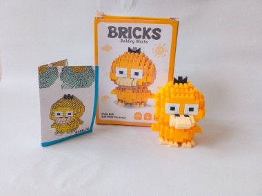 Surabaya, Endonezya - 24 Eylül 2024: Lego oyuncakları karakteri, lego mini tuğla eklentisi beyaz izole arka planda.