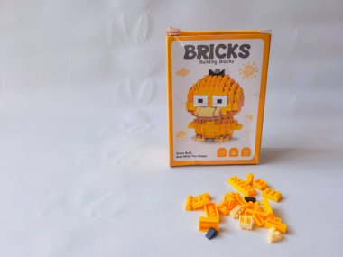 Surabaya, Endonezya - 24 Eylül 2024: Lego oyuncakları karakteri, lego mini tuğla eklentisi beyaz izole arka planda.
