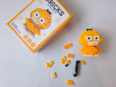 Surabaya, Endonezya - 24 Eylül 2024: Lego oyuncakları karakteri, lego mini tuğla eklentisi beyaz izole arka planda.