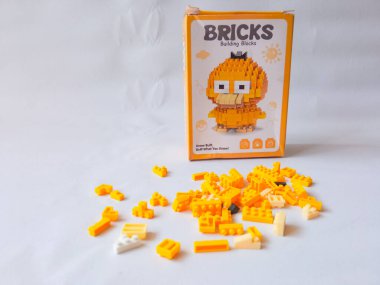 Surabaya, Endonezya - 24 Eylül 2024: Lego oyuncakları karakteri, lego mini tuğla eklentisi beyaz izole arka planda.
