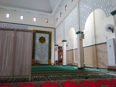Surabaya, Endonezya - 24 Eylül 2024: Cami içindeki tipik oymalar