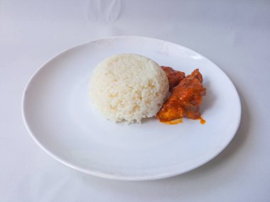 pirinç ve Padang rendang tavuk yan yemeği beyaz tabakta yalıtılmış.