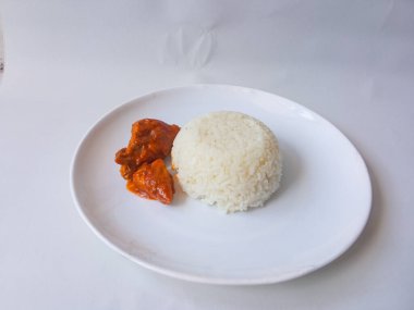 pirinç ve Padang rendang tavuk yan yemeği beyaz tabakta yalıtılmış.