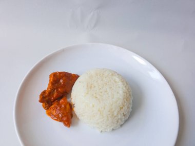 pirinç ve Padang rendang tavuk yan yemeği beyaz tabakta yalıtılmış.