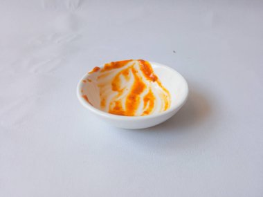 Kirli tabaklar beyaz tabaklarda ayrık yemek için kullanılır.