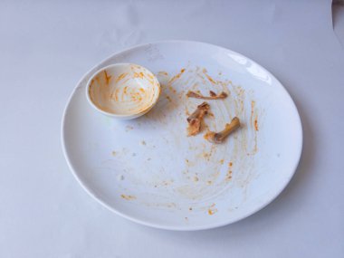 Kirli tabaklar beyaz tabaklarda ayrık yemek için kullanılır.