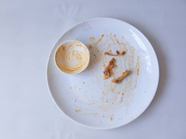 Kirli tabaklar beyaz tabaklarda ayrık yemek için kullanılır.