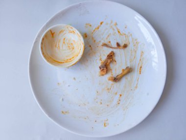 Kirli tabaklar beyaz tabaklarda ayrık yemek için kullanılır.