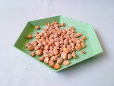 Yeşil tabakta pişmiş fasulye. Beyazda izole et.