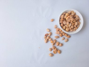 Beyaz tabakta pişmiş fasulye, beyaz tabakta izole.