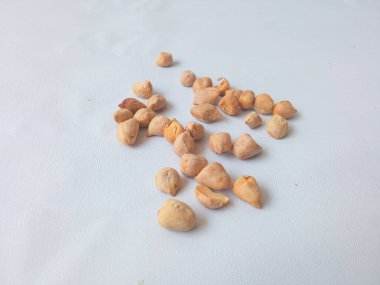 Kızarmış fıstık, beyaza saçılmış.