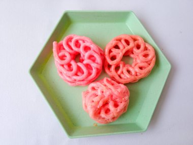 Beyaz tabaktaki renkli krakerler izole edilmiş.