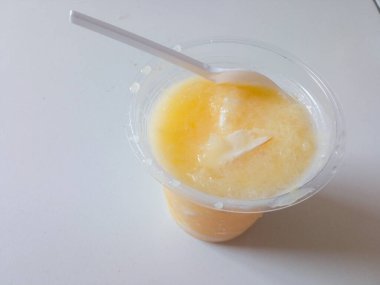 Genç hindistan cevizi bantlı buz beyaz bardakta izole edilmiş.