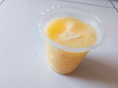 Genç hindistan cevizi bantlı buz beyaz bardakta izole edilmiş.