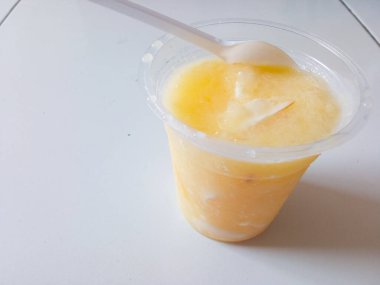 Genç hindistan cevizi bantlı buz beyaz bardakta izole edilmiş.