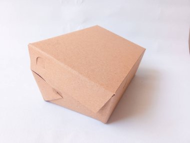 Kahverengi blok şeklindeki karton kutu, beyazın üzerinde izole edilmiş. karton ambalaj.