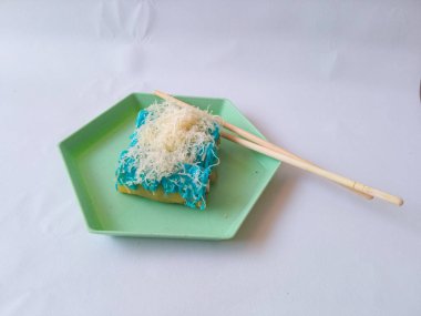 Endonezya yemeği, peynir muzu, kafe yemeği, çikolatalı muz, kızarmış muz. Yeşil tabakta yaban mersinli ve peynirli çikolatalı muz.