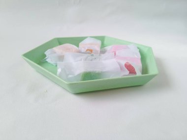 Jogja 'nın tipik hatıraları. Yanko yemeği, beyaz üzerine izole edilmiş yeşil bir altıgen tabakta yapışkan pirinçten yapılır. Hatıra yemeği konsepti.