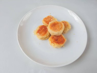 bakpia jogja. Jogja 'nın tipik hatıraları. Beyaz bir tabakta yeşil fasulye aromalı bakpia. Hatıra yemeği konsepti.