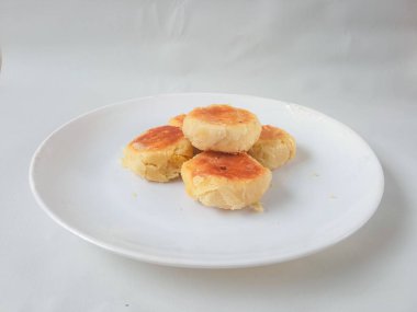 bakpia jogja. Jogja 'nın tipik hatıraları. Beyaz bir tabakta yeşil fasulye aromalı bakpia. Hatıra yemeği konsepti.