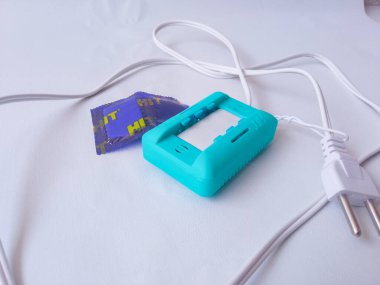 Surabaya, Endonezya - 19 Ekim 2024: Elektriğe çarptı. Beyaz üzerinde sivrisinek savar elektrik izolasyonu