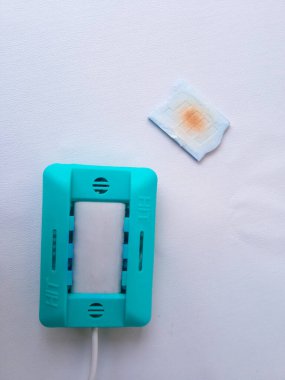 Surabaya, Endonezya - 19 Ekim 2024: Elektriğe çarptı. Beyaz üzerinde sivrisinek savar elektrik izolasyonu