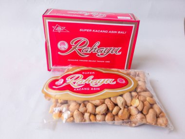 Surabaya, Endonezya - 19 Ekim 2024: Ragayu. Balili tuzlu fıstık. Bali spesiyaliteleri beyazda izole edilir