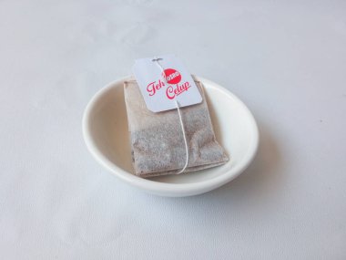 Surabaya, Endonezya - 19 Ekim 2024: Sosro çay poşetleri. Çay poşeti demlemeye hazır. Beyazda izole et