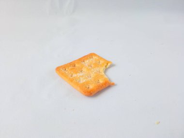 Şeker kaplı bisküviler, malkist olarak da bilinir, tatlı ve çıtır çıtır. Beyazı izole et. abur cubur